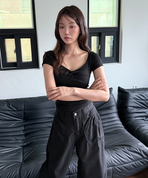 4INT.(フォイント)の「【カップ付】フロント リボン シャーリング クロップド スリム 半袖 Tシャツ(Tシャツ/カットソー・メンズ・ブラック・FREE)」の13枚目の写真