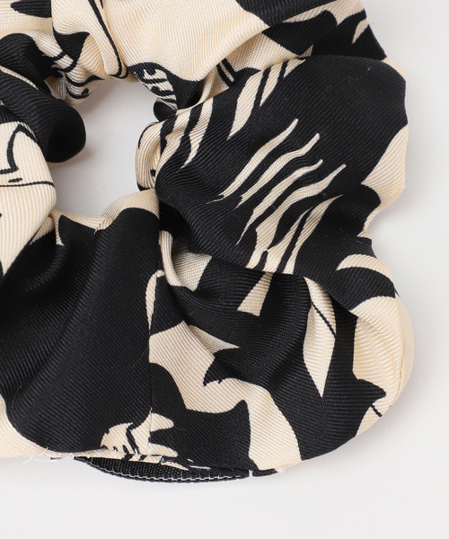 journal standard L'essage(ジャーナルスタンダードレサージュ)の「《追加》AENEIS/エネス Mur Floral Silk Scrunchie シュシュ(その他ヘアアクセサリー・レディース・ブラック・FREE)」の6枚目の写真