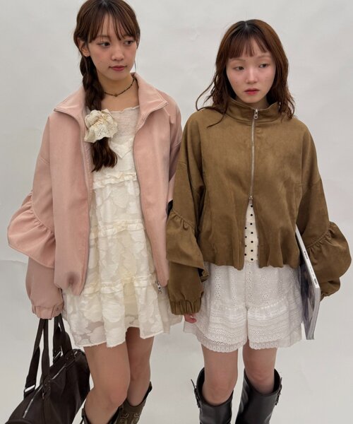 w closet(ダブルクローゼット)の「スウェードライクフリルブルゾン(ブルゾン・レディース・アイボリー/ピンク/グレー/ブラウン・MEDIUM/SMALL)」の4枚目の写真