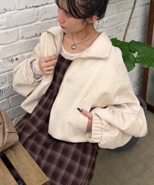 w closet(ダブルクローゼット)の「スウェードライクフリルブルゾン(ブルゾン・レディース・アイボリー/ピンク/グレー/ブラウン・MEDIUM/SMALL)」の2枚目の写真