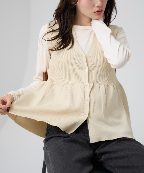 TRIANGLE PALETTE(トライアングルパレット)の「スポンディッシュニット ペプラムロングベスト(ベスト・レディース・ブラック/レッド/アイボリー・FREE)」の2枚目の写真