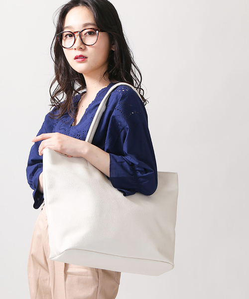 WEGO（ウィゴー）の「WEGO/カラーフェイクレザートートバッグ（トートバッグ・メンズ・ターコイズブルー/イエロー/ネイビー/カーキ/ブラック/レッド/ホワイト/ブラウン/ダークブラウン・FREE）」の2枚目の写真