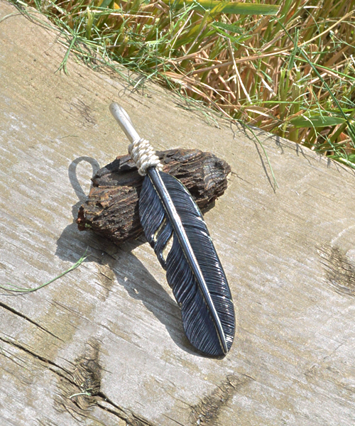 ROOPTOKYO（ループトウキョウ）の「TSUNAIHAIYA/ツナイハイヤ James Crowe Feather S Size（チャーム・メンズ・ブラック・ONE SIZE）」の6枚目の写真