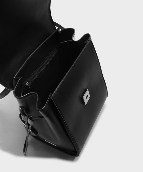 CHARLES & KEITH(チャールズ & キース)の「チェーンディテールプッシュロックショルダーバッグ / CHAIN-DETAIL PUSH-LOCK SHOULDER BAG(ショルダーバッグ・レディース・ブラック/ホワイト系その他・M)」の6枚目の写真