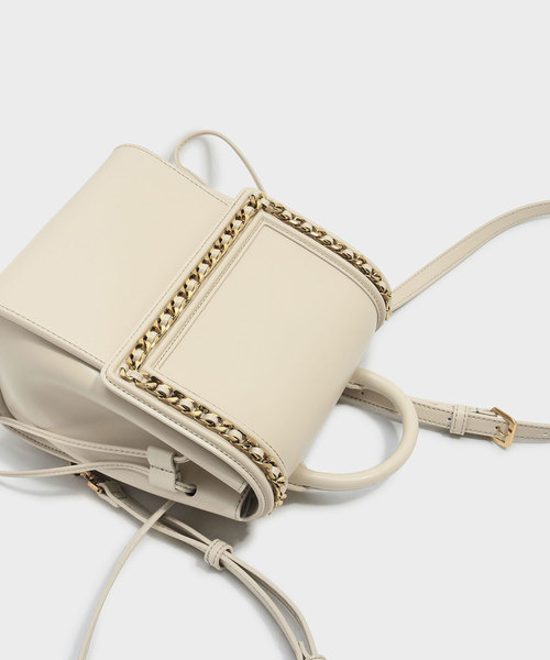 CHARLES & KEITH(チャールズ & キース)の「チェーンディテールプッシュロックショルダーバッグ / CHAIN-DETAIL PUSH-LOCK SHOULDER BAG(ショルダーバッグ・レディース・ブラック/ホワイト系その他・M)」の5枚目の写真