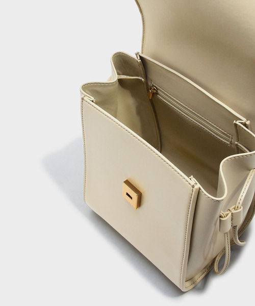 CHARLES & KEITH(チャールズ & キース)の「チェーンディテールプッシュロックショルダーバッグ / CHAIN-DETAIL PUSH-LOCK SHOULDER BAG(ショルダーバッグ・レディース・ブラック/ホワイト系その他・M)」の3枚目の写真