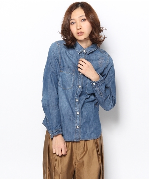 mysty woman(ミスティウーマン)の「デニムレギュラーシャツ(シャツ/ブラウス・レディース・ライトブルー/ブルー・MEDIUM)」の1枚目の写真