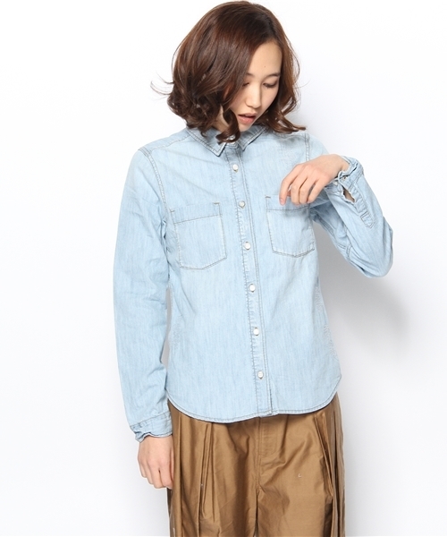 mysty woman(ミスティウーマン)の「デニムレギュラーシャツ(シャツ/ブラウス・レディース・ライトブルー/ブルー・MEDIUM)」の2枚目の写真