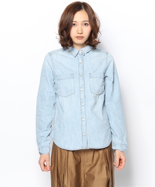 mysty woman(ミスティウーマン)の「デニムレギュラーシャツ(シャツ/ブラウス・レディース・ライトブルー/ブルー・MEDIUM)」の3枚目の写真