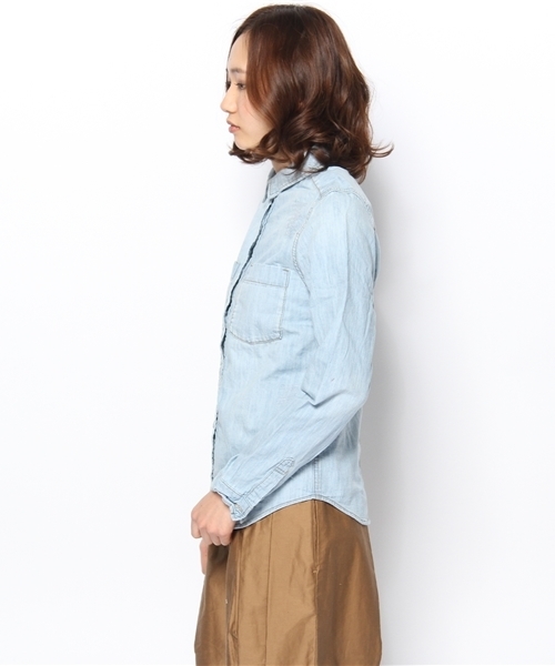 mysty woman(ミスティウーマン)の「デニムレギュラーシャツ(シャツ/ブラウス・レディース・ライトブルー/ブルー・MEDIUM)」の4枚目の写真