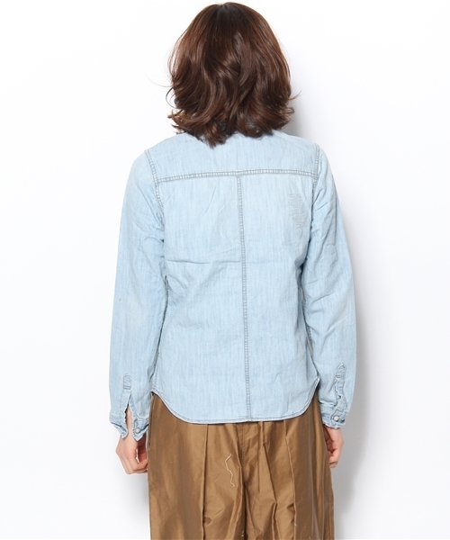 mysty woman(ミスティウーマン)の「デニムレギュラーシャツ(シャツ/ブラウス・レディース・ライトブルー/ブルー・MEDIUM)」の5枚目の写真