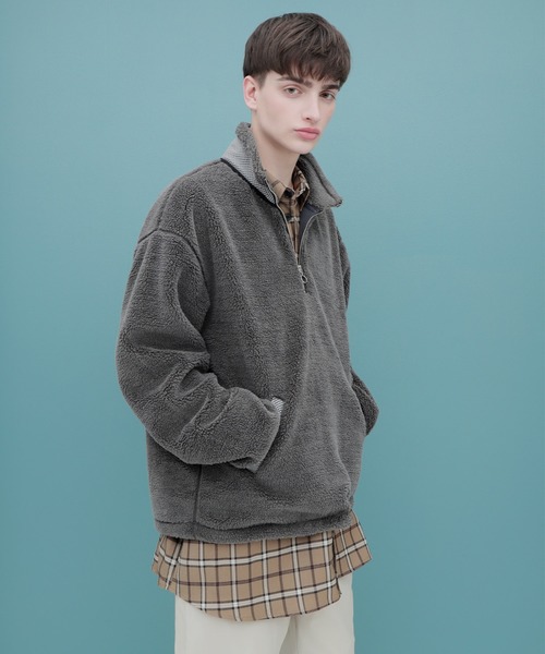 EMMA CLOTHES(エマクローズ)の「ボアフリース ハーフジップ プルオーバー【ファッションインフルエンサーろむし×EMMA CLOTHES 限定コラボ】(ブルゾン・メンズ・ベージュ/グレー・M/L)」の5枚目の写真