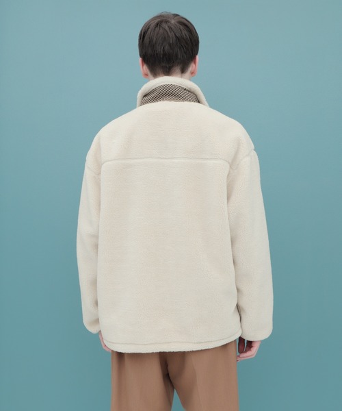 EMMA CLOTHES(エマクローズ)の「ボアフリース ハーフジップ プルオーバー【ファッションインフルエンサーろむし×EMMA CLOTHES 限定コラボ】(ブルゾン・メンズ・ベージュ/グレー・M/L)」の4枚目の写真