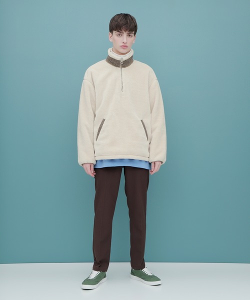 EMMA CLOTHES(エマクローズ)の「ボアフリース ハーフジップ プルオーバー【ファッションインフルエンサーろむし×EMMA CLOTHES 限定コラボ】(ブルゾン・メンズ・ベージュ/グレー・M/L)」の6枚目の写真