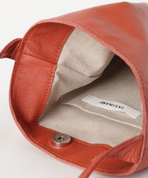 TASINAMI（タシナミ）の「TASINAMI スムースレザーコートポケットバッグ (TA-2011)（ショルダーバッグ・レディース・ワイン/イエロー/グレー/ブラック/オレンジ/ベージュ/カーキ・FREE）」の9枚目の写真