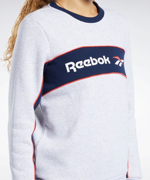 Reebok(リーボック)の「クラシックス リニア フリース クルー スウェットシャツ / Classics Linear Fleece Crew Sweatshirt (スウェット・レディース・ライトグレー/ネイビー・SMALL/LARGE/MEDIUM/X-LARGE)」の3枚目の写真
