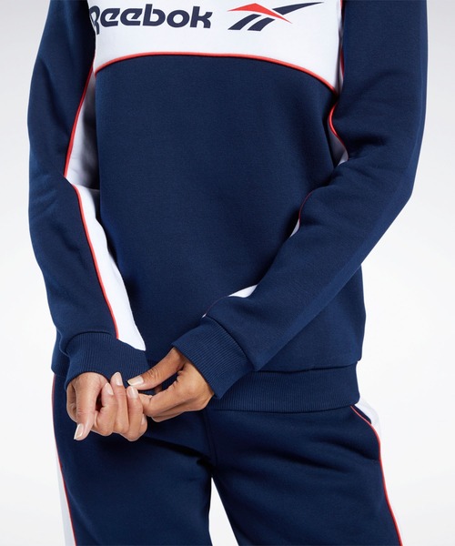 Reebok(リーボック)の「クラシックス リニア フリース クルー スウェットシャツ / Classics Linear Fleece Crew Sweatshirt (スウェット・レディース・ライトグレー/ネイビー・SMALL/LARGE/MEDIUM/X-LARGE)」の11枚目の写真