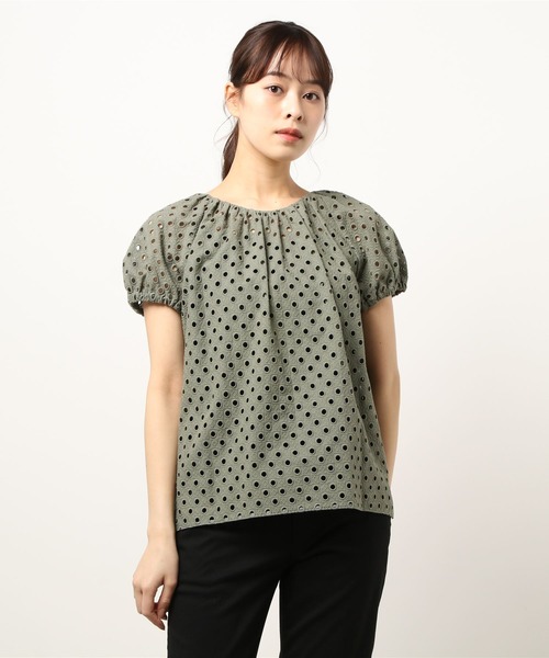 Maison de Beige（メゾンドベージュ）の「《Maison de Beige》コットンレースブラウス（シャツ/ブラウス・レディース・オフホワイト/グレイッシュブルー/カーキ・9号/7号/11号）」の2枚目の写真