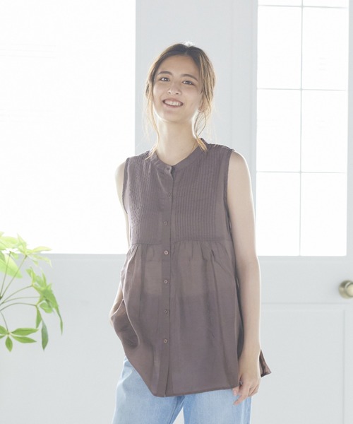 LIPSTAR（リップスター）の「【WEB別注カラーあり】シアーピンタックノースリーブブラウス（シャツ/ブラウス・レディース・オレンジ/ブラウン/オフホワイト/グリーン・M）」の3枚目の写真