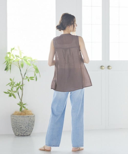 LIPSTAR（リップスター）の「【WEB別注カラーあり】シアーピンタックノースリーブブラウス（シャツ/ブラウス・レディース・オレンジ/ブラウン/オフホワイト/グリーン・M）」の17枚目の写真