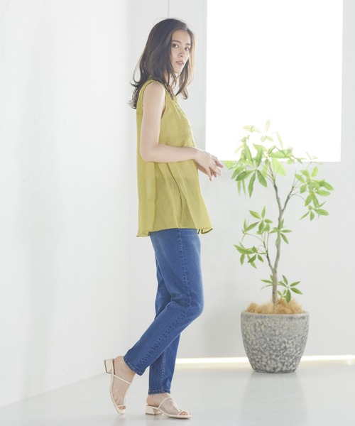 LIPSTAR（リップスター）の「【WEB別注カラーあり】シアーピンタックノースリーブブラウス（シャツ/ブラウス・レディース・オレンジ/ブラウン/オフホワイト/グリーン・M）」の6枚目の写真