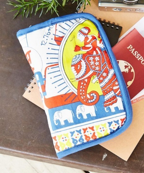 チャイハネ（チャイハネ）の「【チャイハネ】ワールドトリップ マルチケース（パスポートケース・レディース・その他10/ホワイト×ブルー/グリーン系その他/その他20/その他30/その他1/アニマル/ピンク系その他/レッド/カラフル/ベージュ/ブルー・FREE）」の2枚目の写真