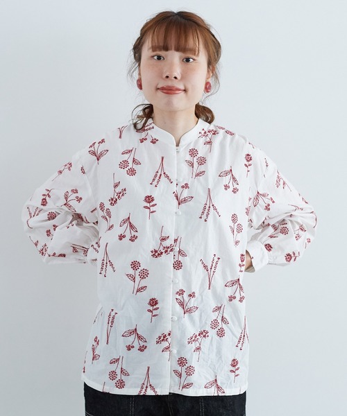Chambre de charme お花図鑑刺繍ボタンブラウス chambre de charme（シャンブルドゥシャーム）の「cdc お花図鑑