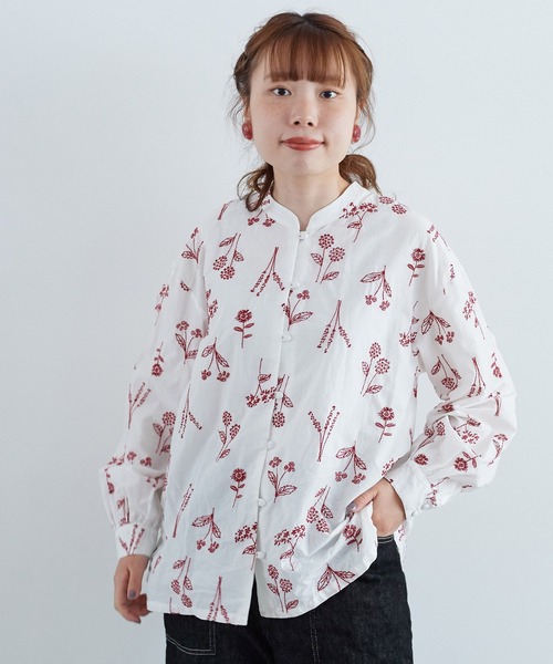 Chambre de charme お花図鑑刺繍ボタンブラウス chambre de charme（シャンブルドゥシャーム）の「cdc お花図鑑