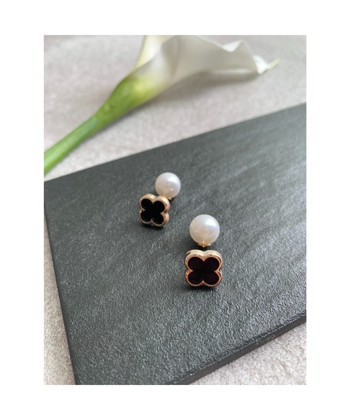 tone(トーン)の「【Mee】2way フラワーピアス × パールキャッチ(MA)(ピアス(両耳用)・レディース・ホワイト/ブラック・FREE)」の2枚目の写真