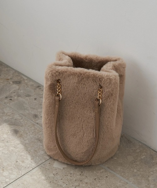 earth music&ecology(アースミュージックアンドエコロジー)の「ファー巾着バッグ *(ハンドバッグ・レディース・ブラウン/ピンク/アイボリー・FREE)」の2枚目の写真