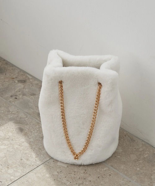 earth music&ecology(アースミュージックアンドエコロジー)の「ファー巾着バッグ *(ハンドバッグ・レディース・ブラウン/ピンク/アイボリー・FREE)」の1枚目の写真