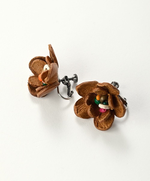 45R(フォーティファイブアール)の「レザーフラワーのイヤリング(イヤリング・レディース・ブラウン系その他/ホワイト系その他・FREE)」の2枚目の写真