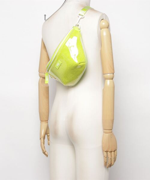 UGG(アグ)の「UGG W NASHA BELT BAG CLEAR / アグ ナシャ ベルト バッグ クリア(ショルダーバッグ・レディース・ライム・ONE SIZE)」の2枚目の写真