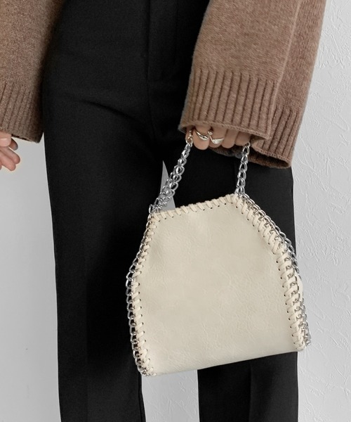 LVEU.（ラブユ.）の「Chain faux leather 2way bag / チェーン合皮2wayバッグ（ハンドバッグ・レディース・ブラック/アイボリー・FREE）」の2枚目の写真