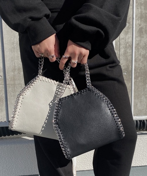 LVEU.（ラブユ.）の「Chain faux leather 2way bag / チェーン合皮2wayバッグ（ハンドバッグ・レディース・ブラック/アイボリー・FREE）」の3枚目の写真