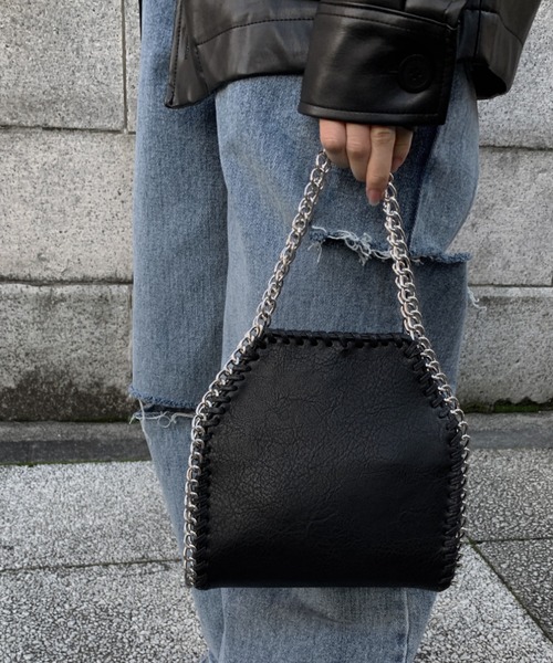LVEU.（ラブユ.）の「Chain faux leather 2way bag / チェーン合皮2wayバッグ（ハンドバッグ・レディース・ブラック/アイボリー・FREE）」の5枚目の写真