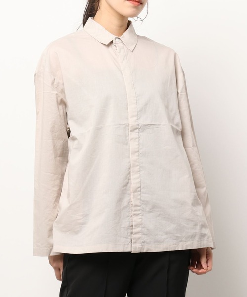 RNA-N(アールエヌエーエヌ)の「B2679 コットンサイドポケットシャツ(シャツ/ブラウス・レディース・オフホワイト/グレイッシュベージュ/ライトグレー/レモンイエロー・MEDIUM)」の2枚目の写真