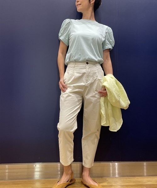 GAP（ギャップ）の「FREE&FLOW バックウエストゴム バレル カーキパンツ（チノパンツ・レディース・ブラック/ベージュ/ホワイト系その他/グリーン/ライトブルー・2/0/4/00/000/8/6/10）」の14枚目の写真