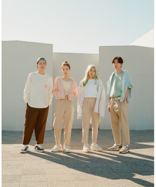 GAP（ギャップ）の「FREE&FLOW バックウエストゴム バレル カーキパンツ（チノパンツ・レディース・ブラック/ベージュ/ホワイト系その他/グリーン/ライトブルー・2/0/4/00/000/8/6/10）」の17枚目の写真