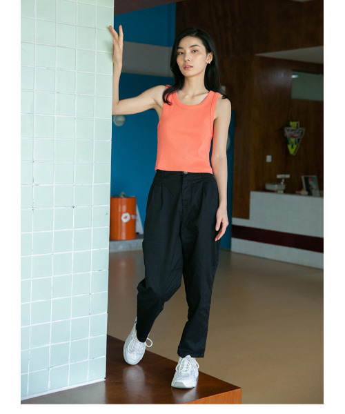 GAP（ギャップ）の「FREE&FLOW バックウエストゴム バレル カーキパンツ（チノパンツ・レディース・ブラック/ベージュ/ホワイト系その他/グリーン/ライトブルー・2/0/4/00/000/8/6/10）」の18枚目の写真