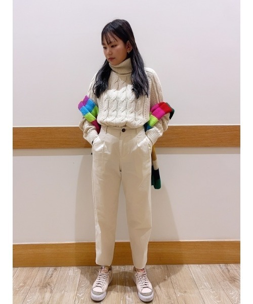 GAP（ギャップ）の「FREE&FLOW バックウエストゴム バレル カーキパンツ（チノパンツ・レディース・ブラック/ベージュ/ホワイト系その他/グリーン/ライトブルー・2/0/4/00/000/8/6/10）」の13枚目の写真