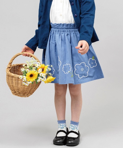 KP(ケーピー)の「花刺しゅうコットンツイルフレアースカート(100-130cm)(スカート・キッズ・カーキ/ブルー・110cm/100cm/120cm/130cm)」の2枚目の写真