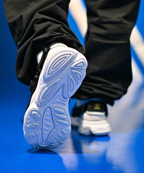 adidas（アディダス）の「adidas OZWEEGO SANDAL / アディダス