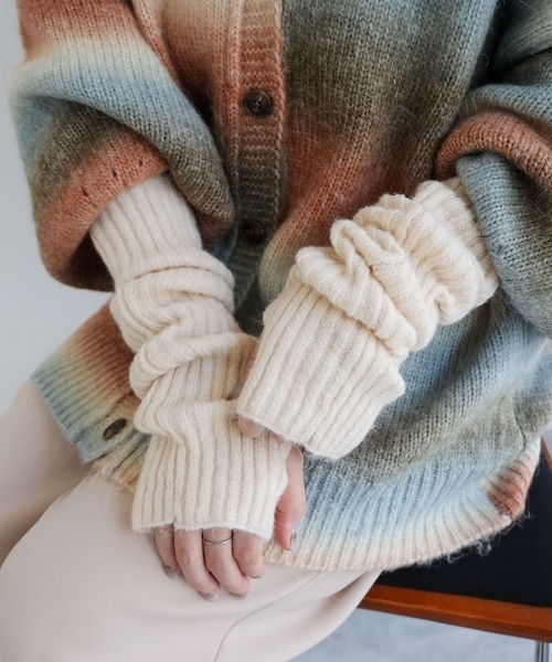 andme（アンドミー）の「5Gリブニットアームウォーマー（アームカバー・レディース・ブラック/オフホワイト/グレイッシュベージュ/オレンジ/ピンク/グレー・F(M)）」の2枚目の写真