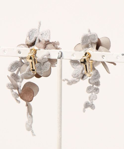 m.soeur（エムスール）の「秋色アジサイのイヤリング（イヤリング・レディース・ブラウン/グリーン/ワインレッド/グレー・FREE）」の15枚目の写真