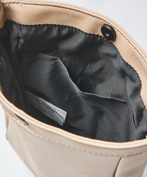 UNIVERSAL OVERALL(ユニバーサルオーバーオール)の「【UNIVERSAL OVERALL】EMBOSS LOGO SEIL SHOULDER / エンボスロゴ ショルダーバッグ(ショルダーバッグ・レディース・ブラック/ブラウン/ベージュ/ミント・FREE)」の6枚目の写真