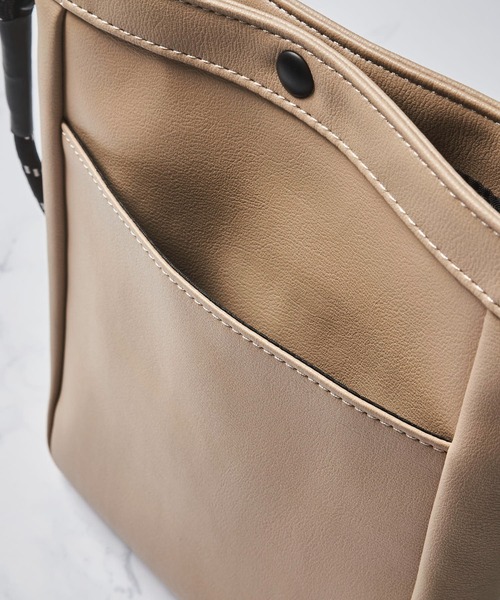 UNIVERSAL OVERALL(ユニバーサルオーバーオール)の「【UNIVERSAL OVERALL】EMBOSS LOGO SEIL SHOULDER / エンボスロゴ ショルダーバッグ(ショルダーバッグ・レディース・ブラック/ブラウン/ベージュ/ミント・FREE)」の7枚目の写真