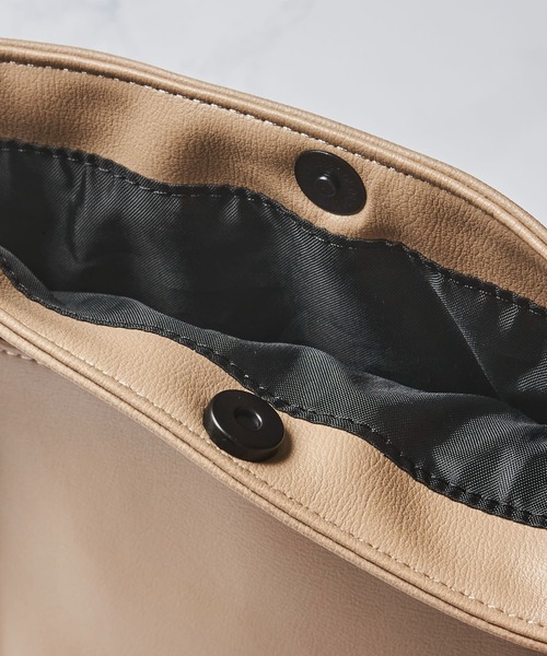 UNIVERSAL OVERALL(ユニバーサルオーバーオール)の「【UNIVERSAL OVERALL】EMBOSS LOGO SEIL SHOULDER / エンボスロゴ ショルダーバッグ(ショルダーバッグ・レディース・ブラック/ブラウン/ベージュ/ミント・FREE)」の8枚目の写真