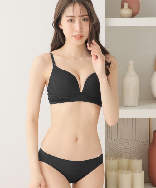 白トップスに透けにくいカラー展開◎まるでノンワイヤーな着け