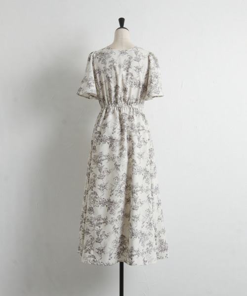 tocco closet(トッコ クローゼット)の「【ZOZO限定】りぼん付きケープライクトワルドジュイプリントワンピース(ワンピース・レディース・オフホワイト/アイボリー・M)」の19枚目の写真
